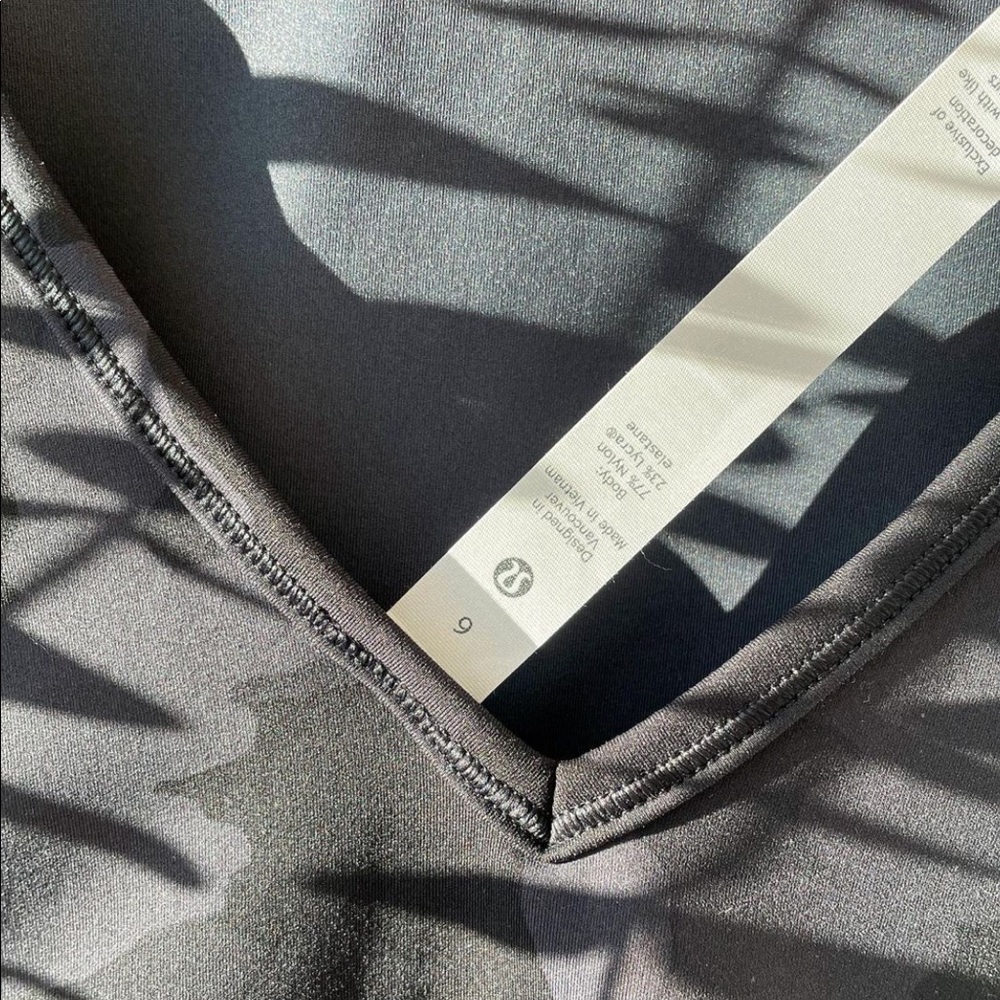 *SOLD* NWT Lululemon Power Pivot cropped tank | Size 6 - Picture 6 of 6